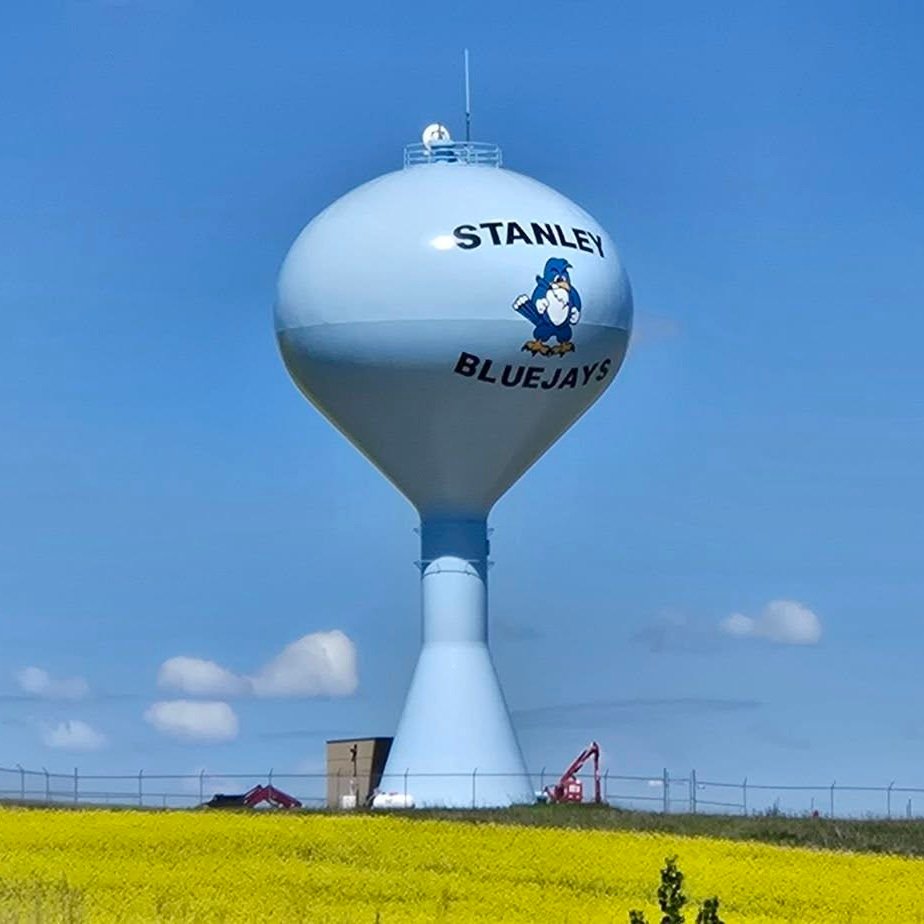 Broker reviewing industrial yard and warehouse options with business owner in Bakken region